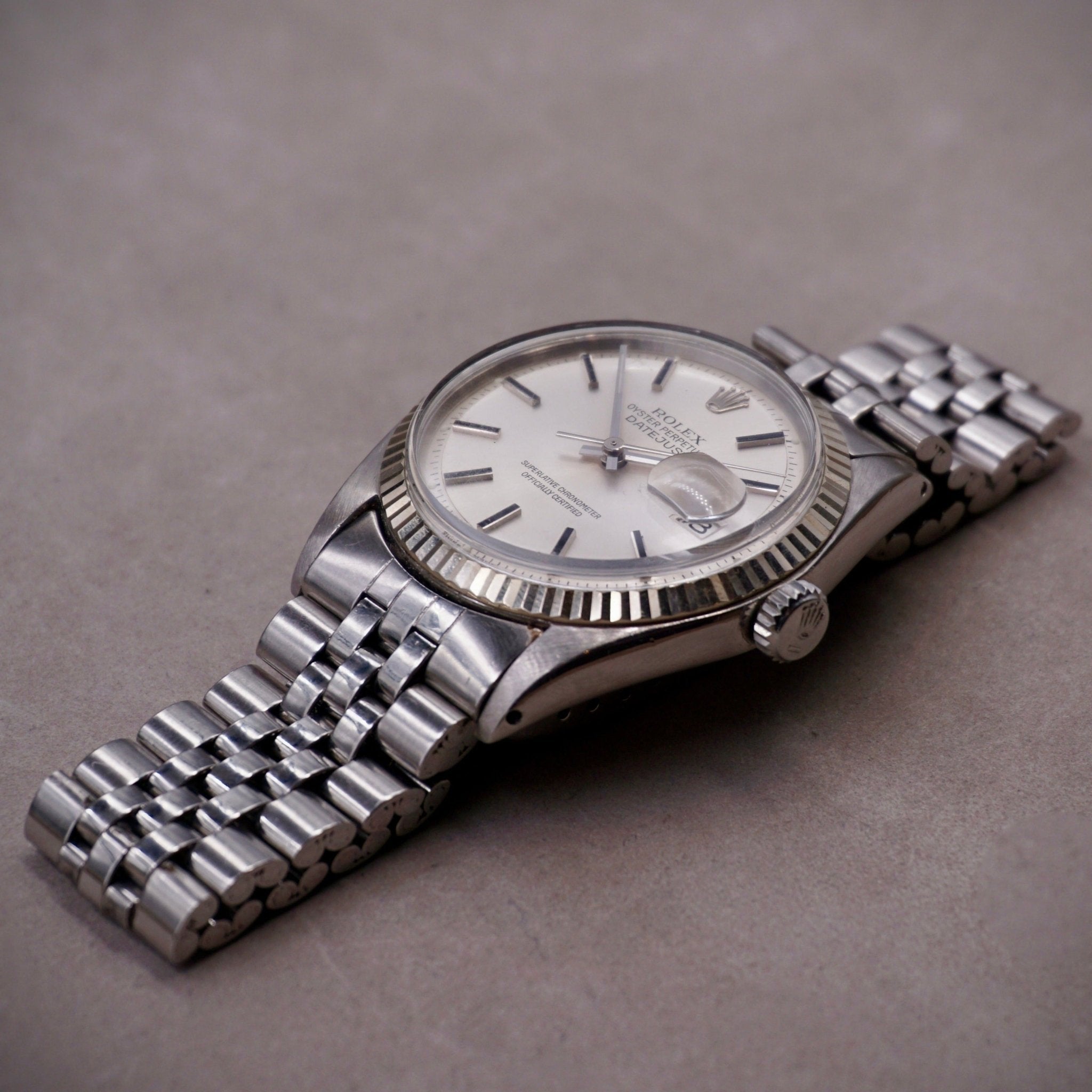 ROLEX OYSTER PERPETUAL DATEJUST LUNETTE OR BLANC - montre vintage - Contre - Temps Paris
