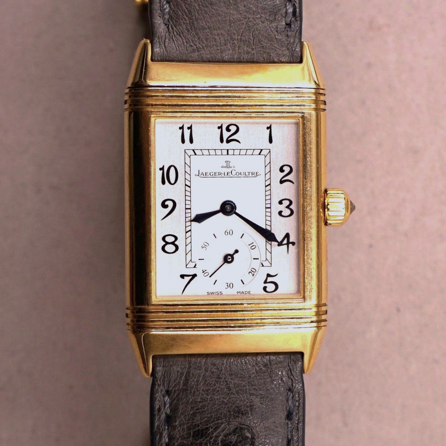 Jaeger-LeCoultre Reverso Duetto Or Jaune et Diamants, mouvement mécanique remontage manuel, boîtier or jaune 18 carats pivotant 20 x 33 mm, couronne sertie diamant, recto cadran silver à aiguilles glaive bleuies, verso cadran nacre 32 diamants à aiguilles dauphine, années 2000