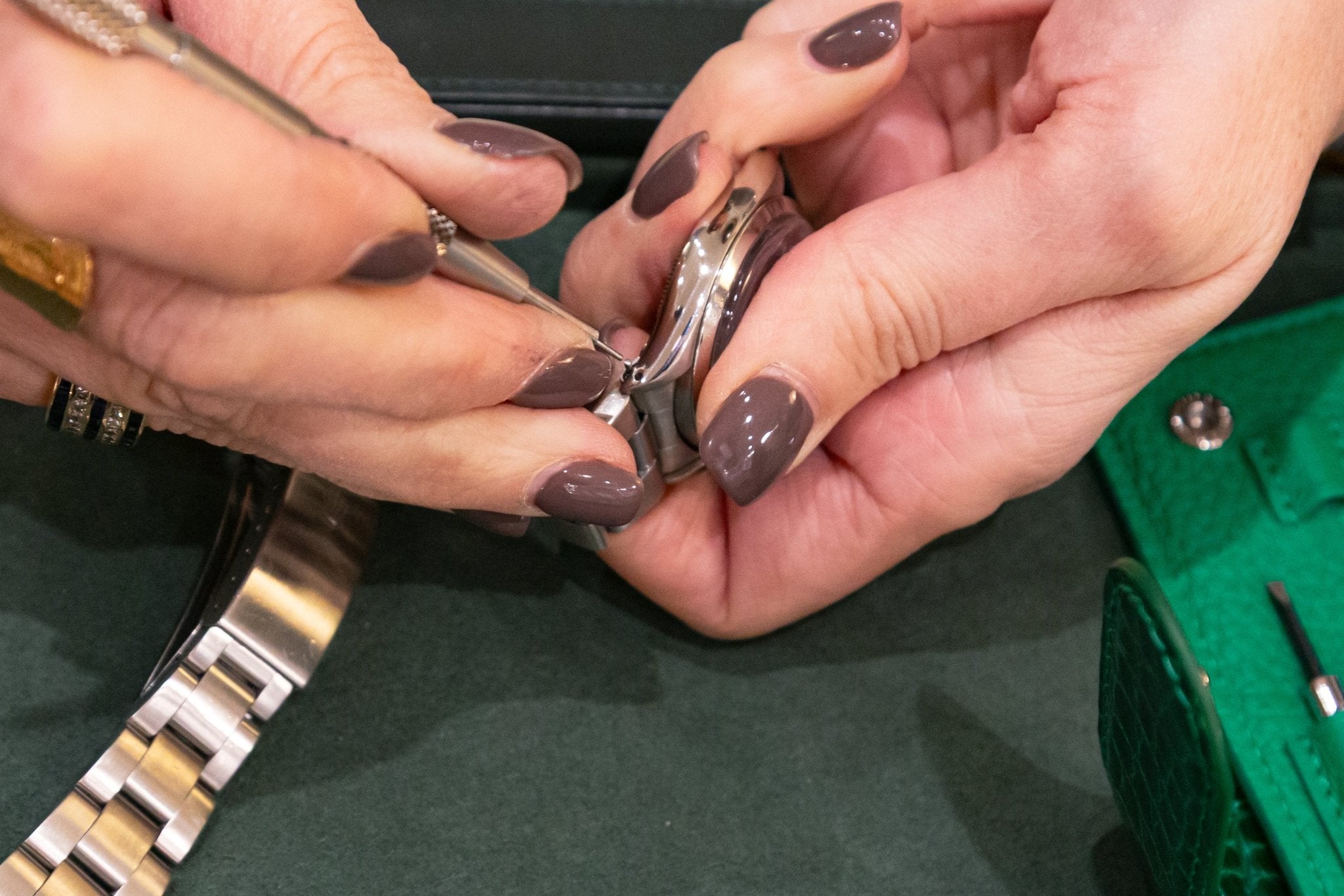 TROUSSE A OUTILS "HORLO" EN CUIR COULEUR - CAMILLE FOURNET - montre vintage - Contre - Temps Paris