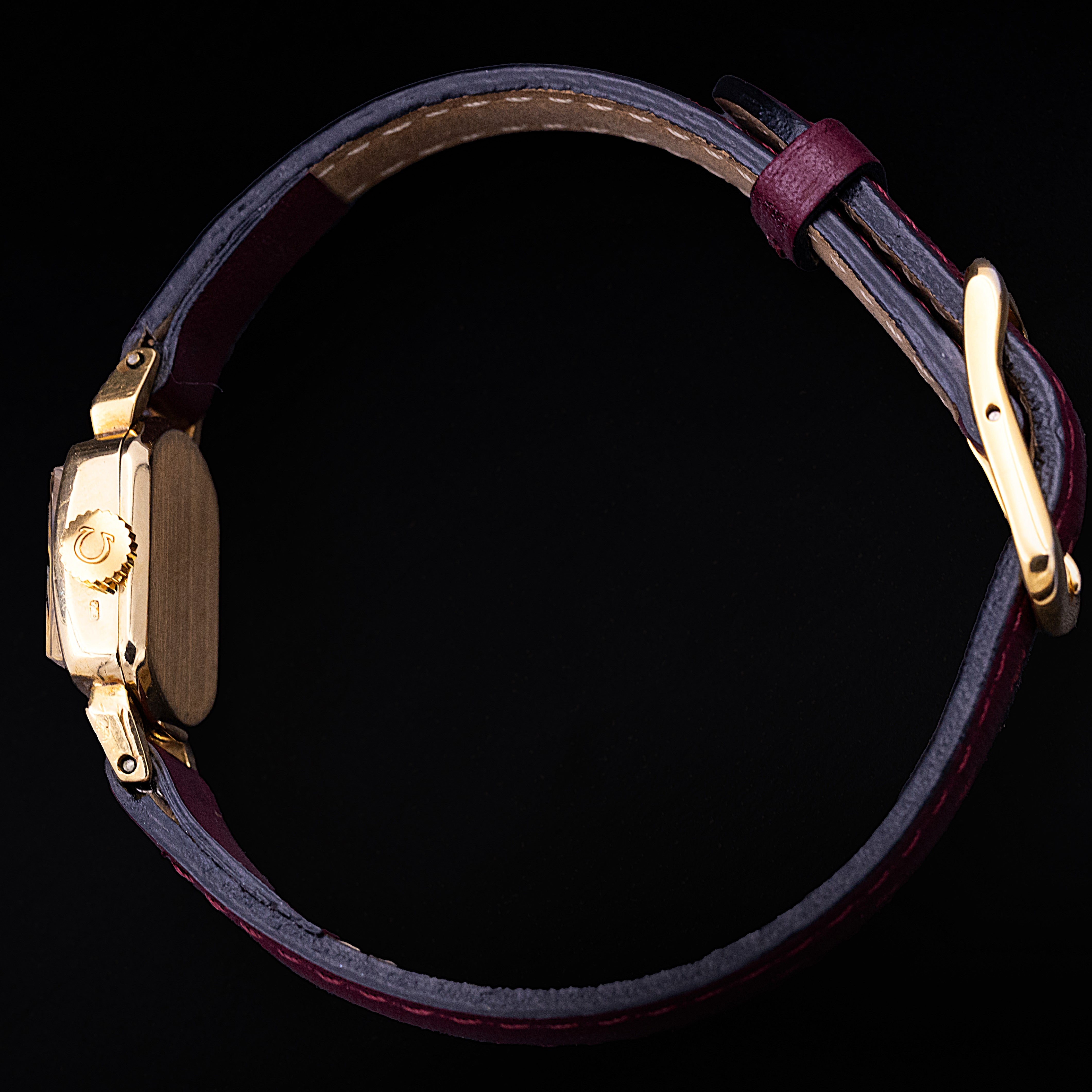 Omega Lady vintage carrée Or Jaune, fin des années 50