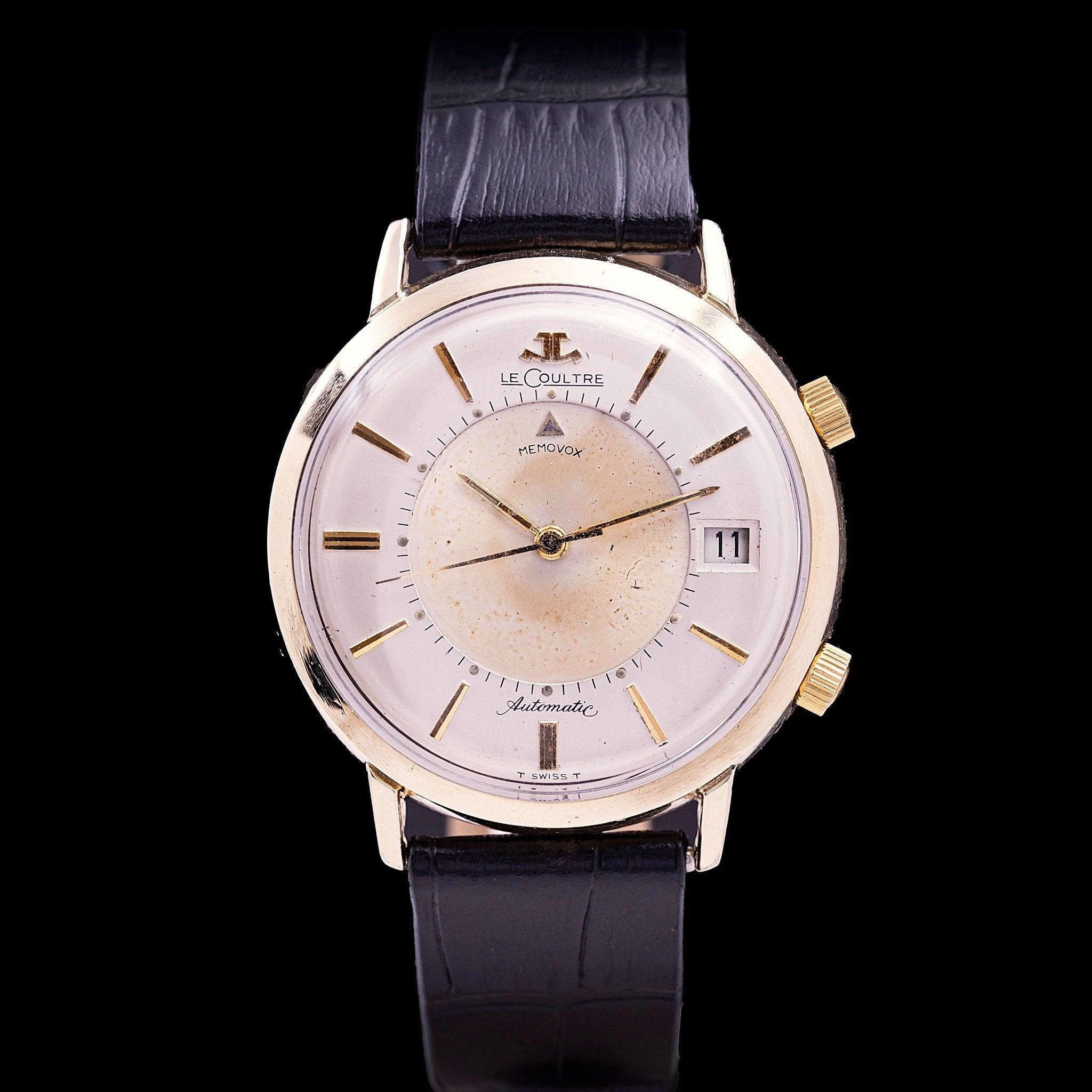 LeCoultre Memovox Automatic Gold Filled, mouvement automatique pour l'heure et manuel pour l'alarme, boîtier Gold Filled 38 mm, double couronne, cadran silver patiné chiffres bâton or, aiguilles lance dorées, triangle pointeur d'alarme rouge, guichet date à 3 heures, marché américain, circa 1965