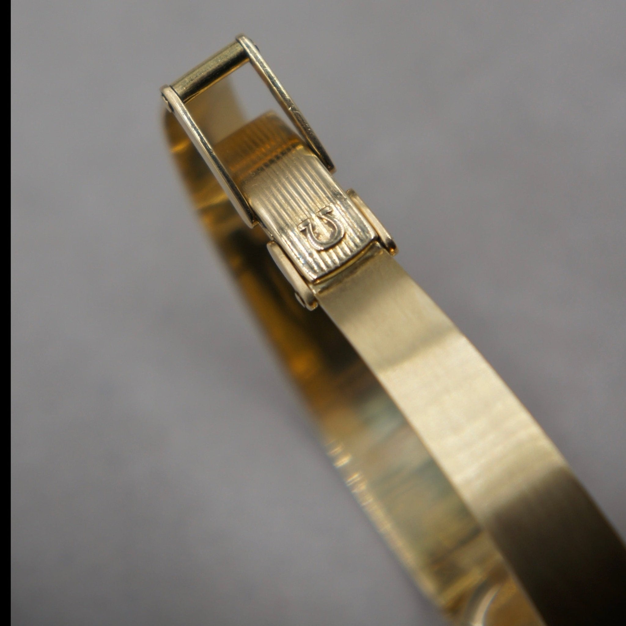 OMEGA LADY - TOUT OR JAUNE - BRACELET RIGIDE - montre vintage - Contre - Temps Paris