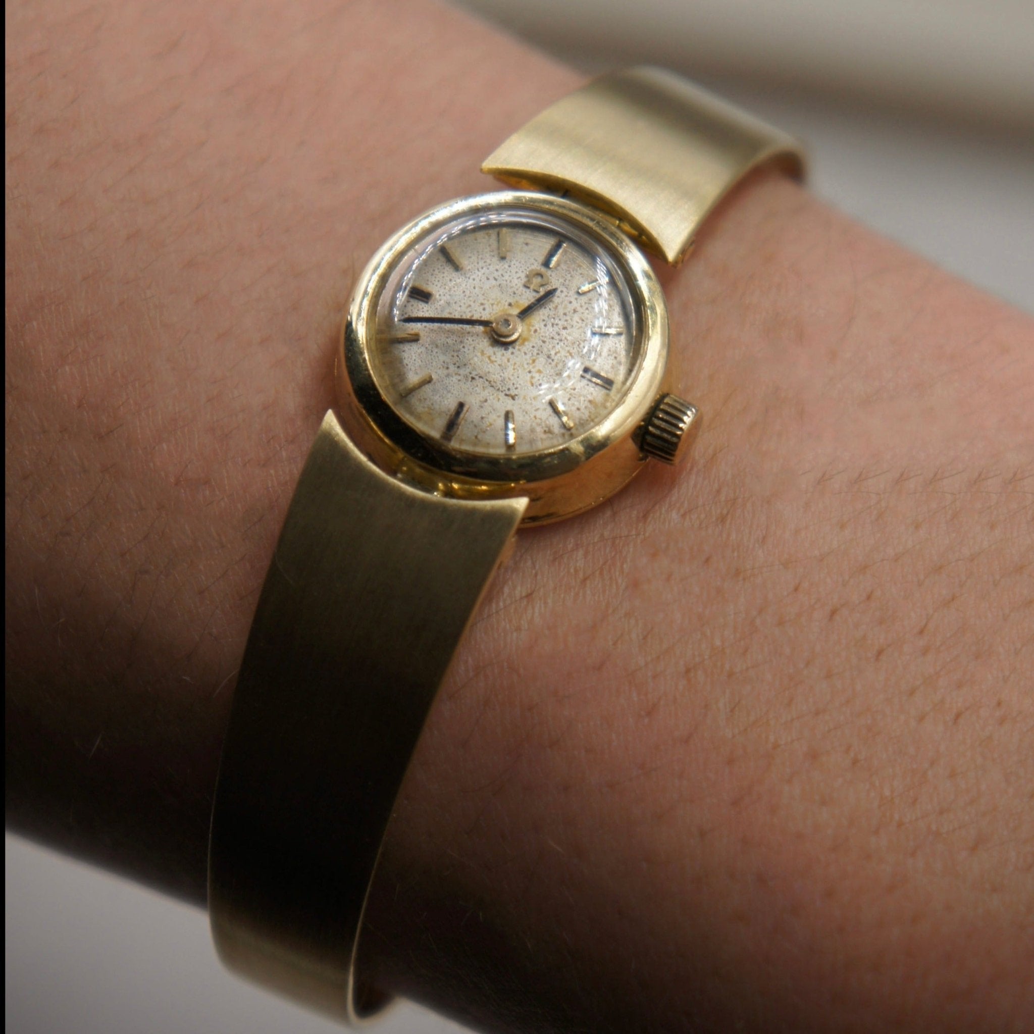 OMEGA LADY - TOUT OR JAUNE - BRACELET RIGIDE - montre vintage - Contre - Temps Paris