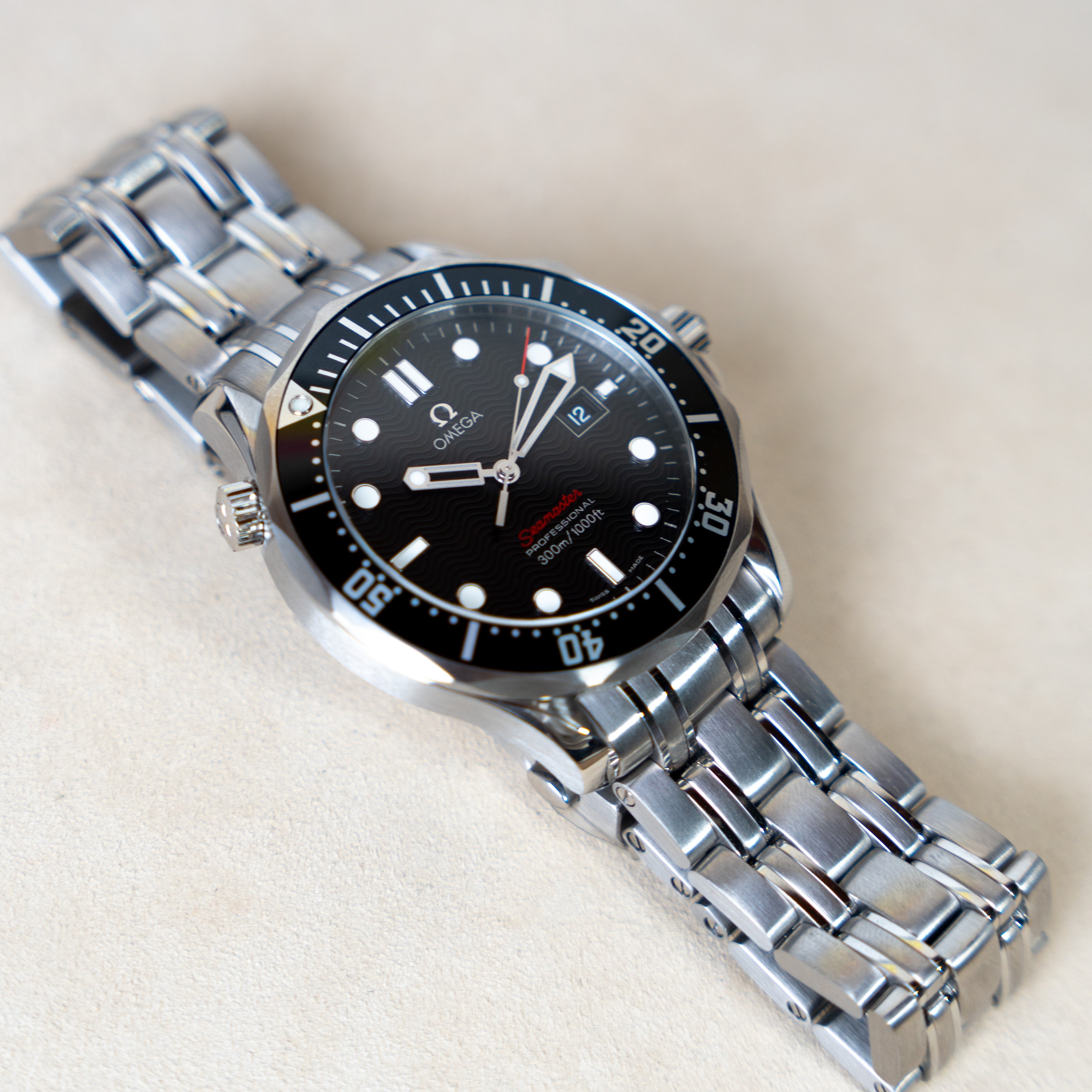 Omega Seamaster "Diver" 300 meters vintage watch from 2005, with quartz movement in steel with date function, black dial and bezel, and presented with its original Omega steel bracelet and folding clasp 3/4 face view