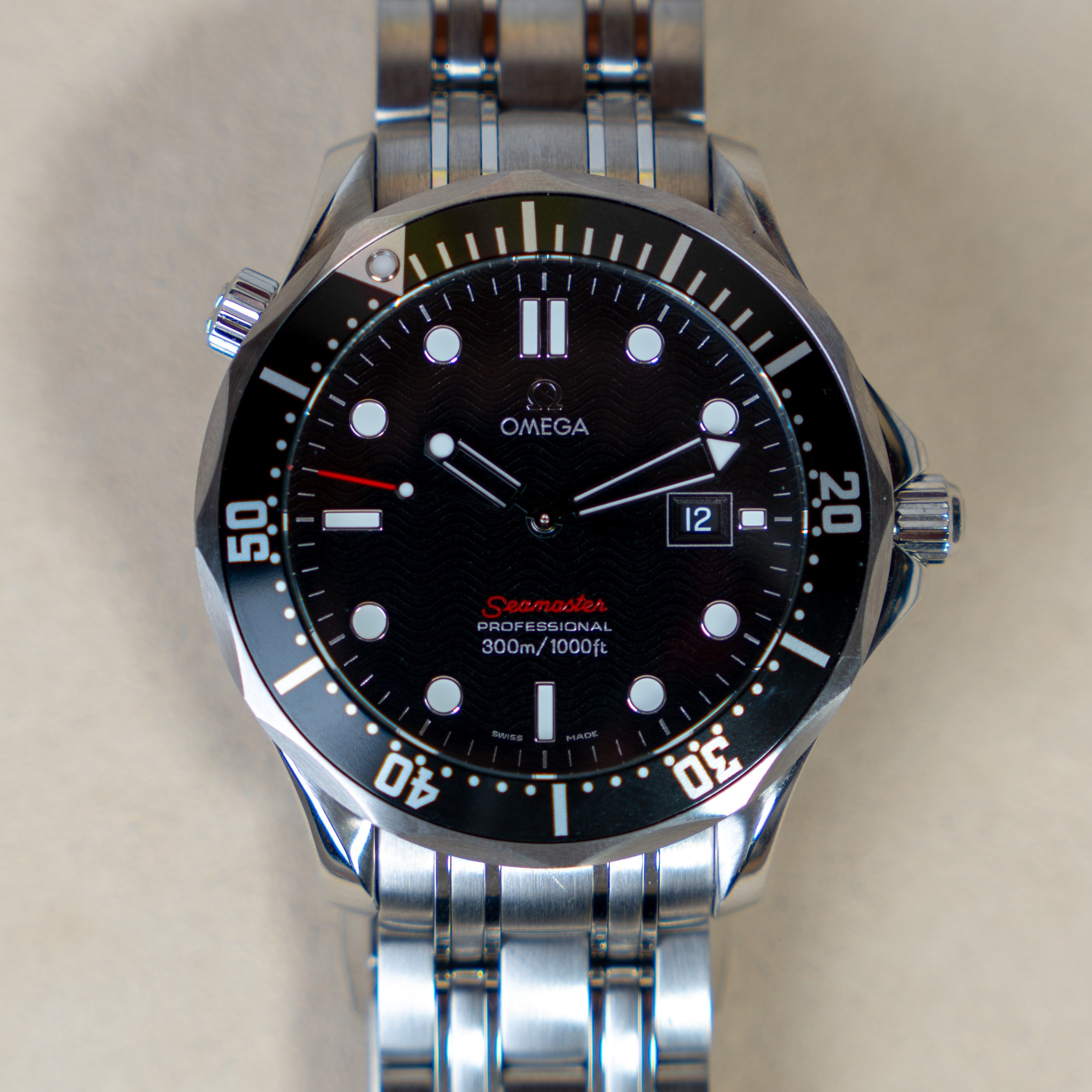 Omega Seamaster "Diver" 300 meters vintage watch from 2005, with quartz movement in steel with date function, black dial and bezel, and presented with its original Omega steel bracelet and folding clasp face view