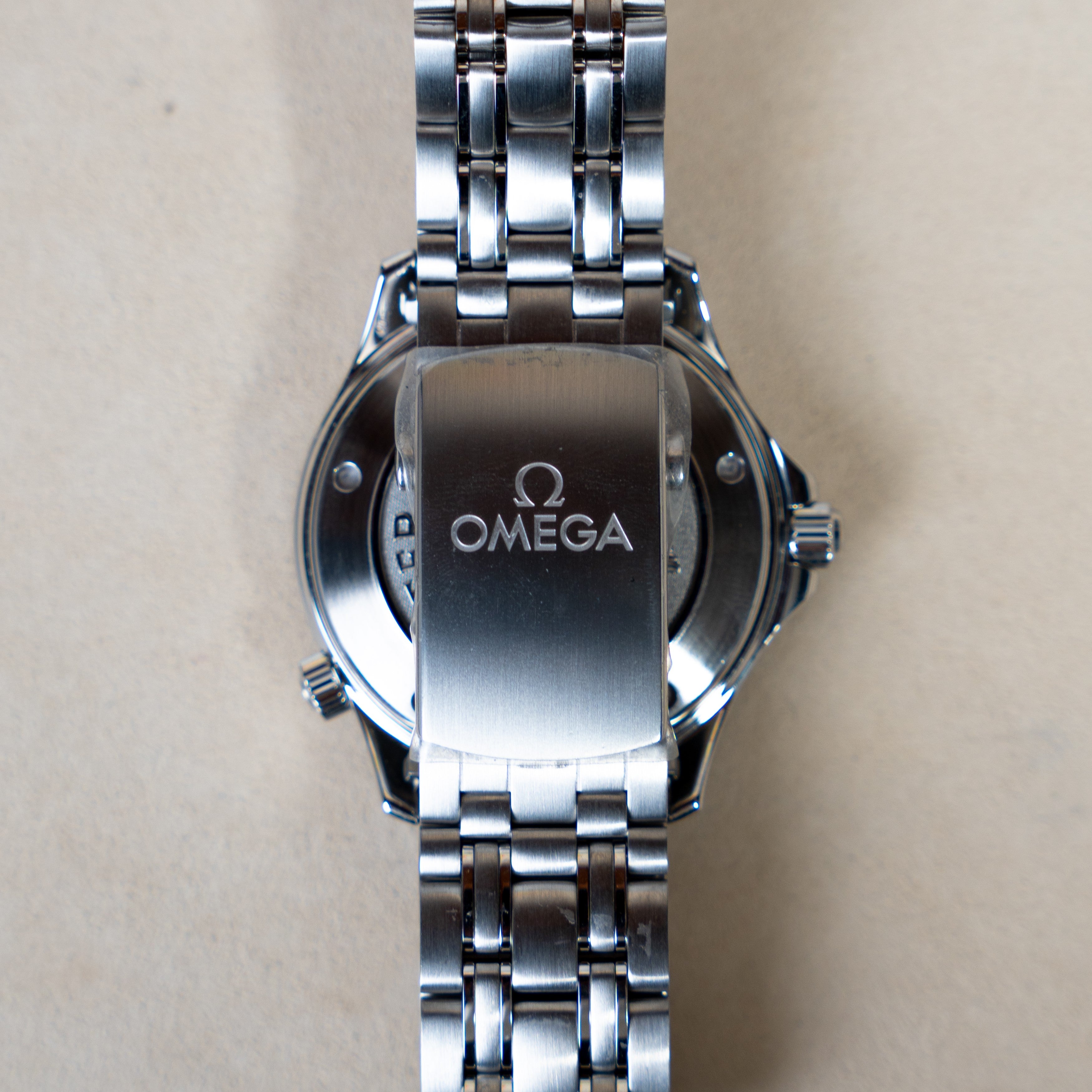 Omega Seamaster "Diver" 300 meters vintage watch from 2005, with quartz movement in steel with date function, black dial and bezel, and presented with its original Omega steel bracelet and folding clasp view