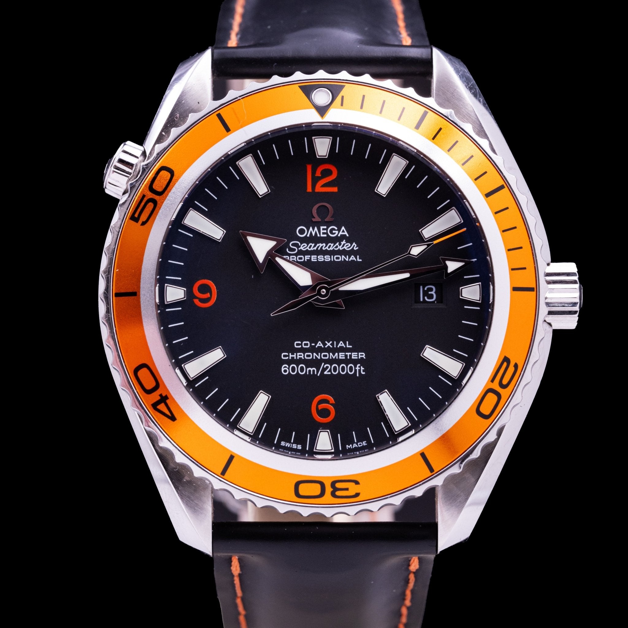 Omega Seamaster Planet Ocean Orange référence 2208.50.00, calibre 2500 Co-Axial, boîtier acier 45,5 mm, lunette aluminium orange, cadran noir avec chiffres orange, étanche 600 m, circa 2010