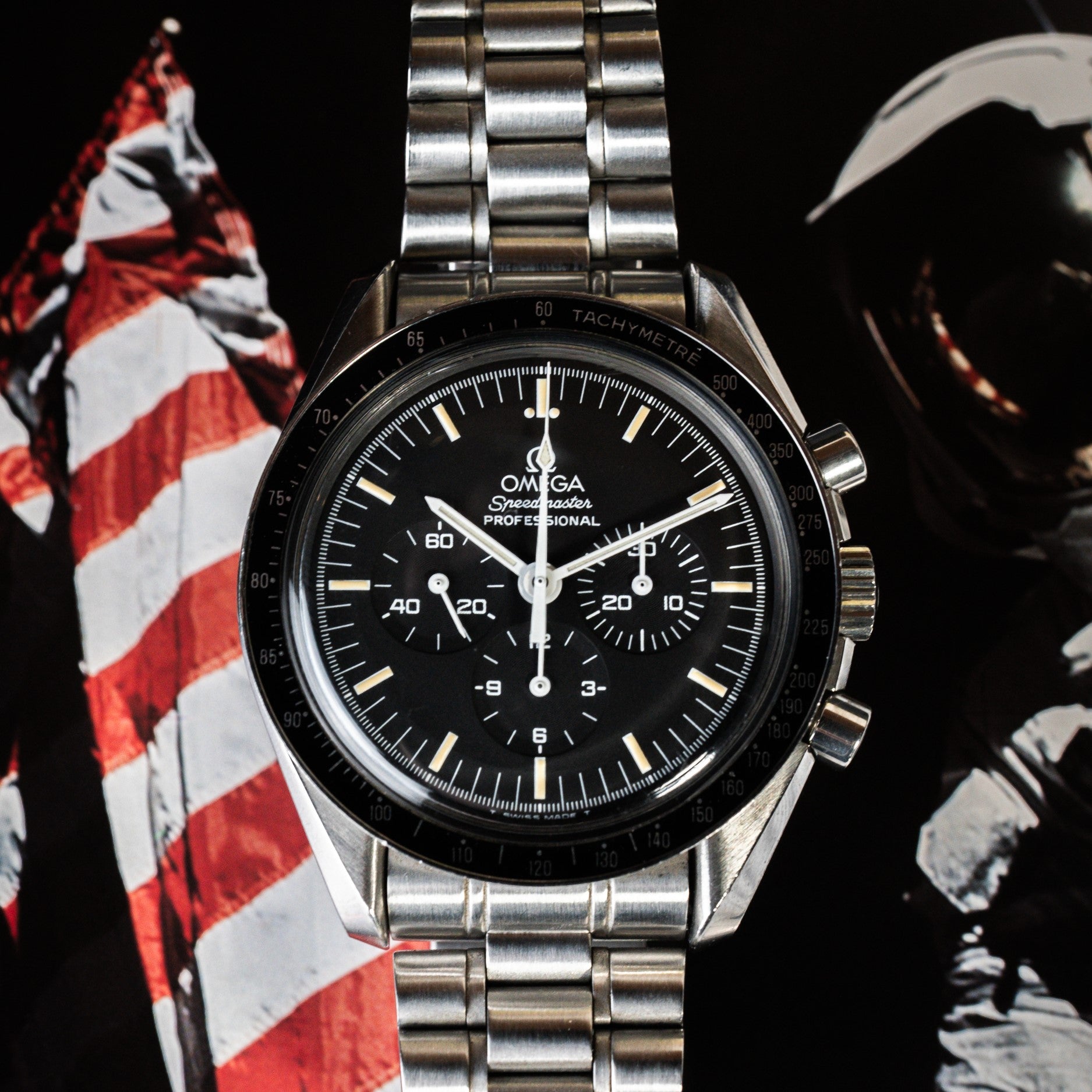 A collector's item from 1994, this vintage special edition, limited to 2,500 pieces, of the Omega Speedmaster Moonwatch, ref. 3591.50.00 in steel on its original strap and buckle, is engraved with "APOLLO XI 1969 - 1994" on the case flank, in tribute to the 25th anniversary of the Apollo XI mission and the first steps of mankind on the Moon.