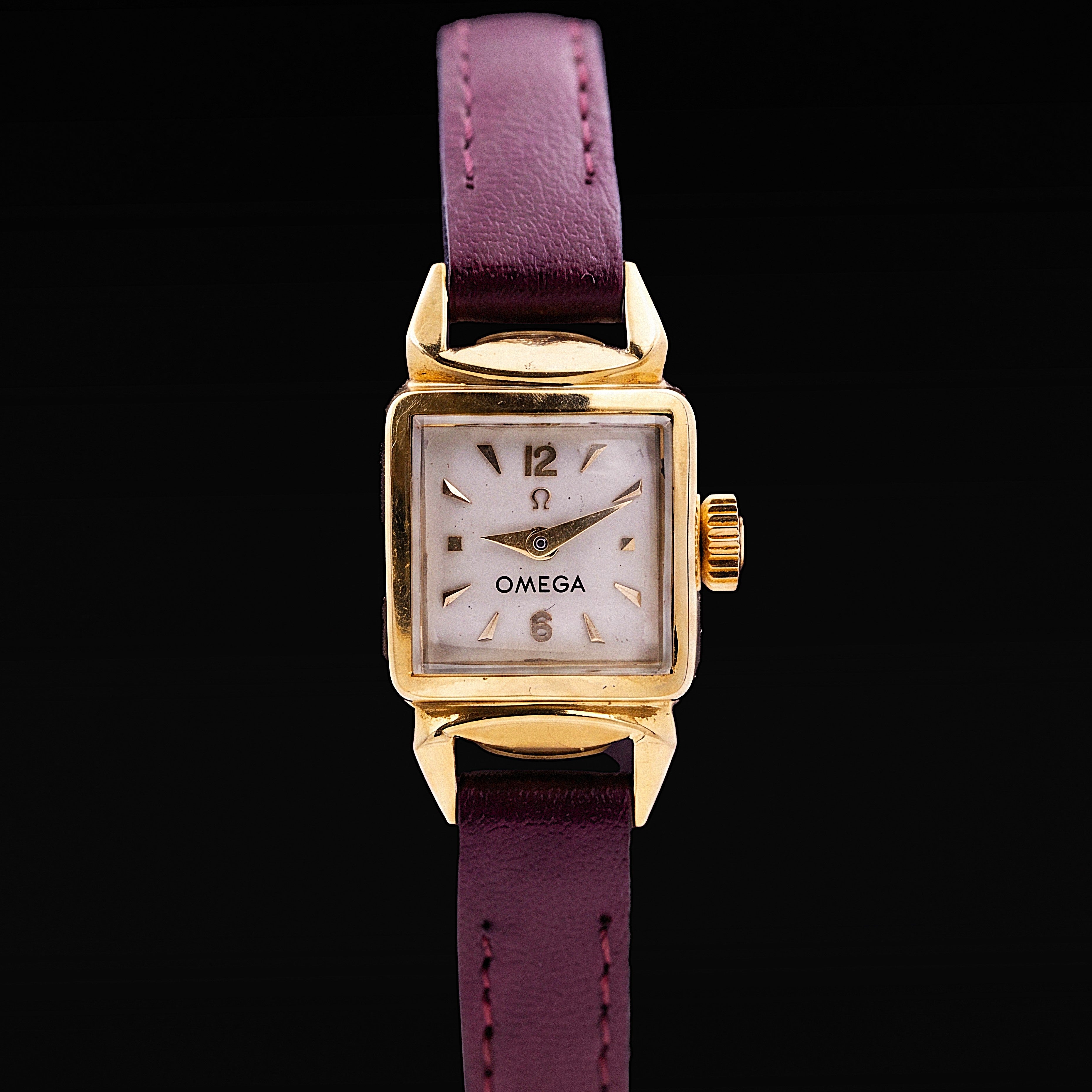 Omega montre carrée pour femme en or jaune, cadran nacre à index appliqués or et anses sculptées