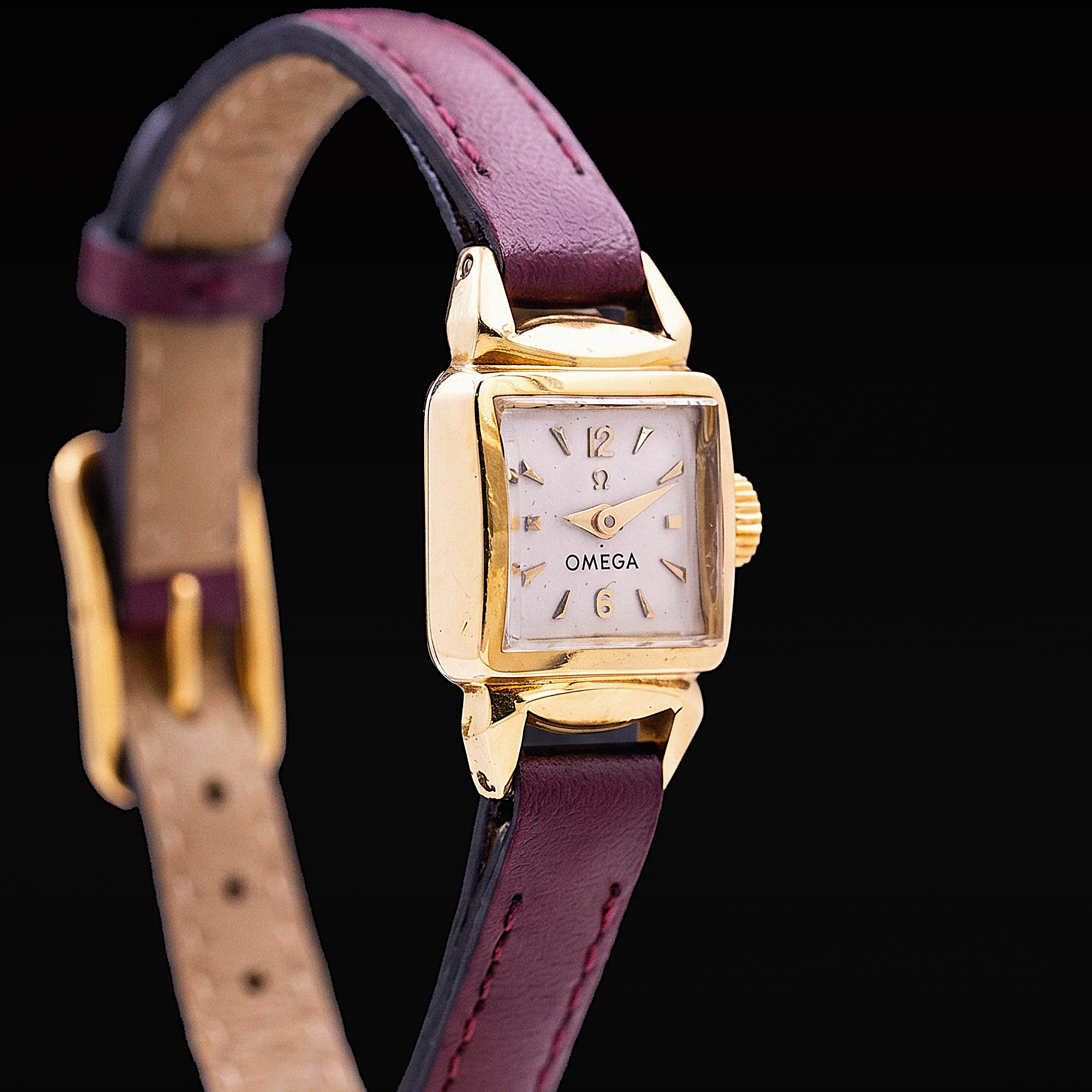 Omega square watch for women in yellow gold, mother-of-pearl dial with applied gold indexes and fancy lugs