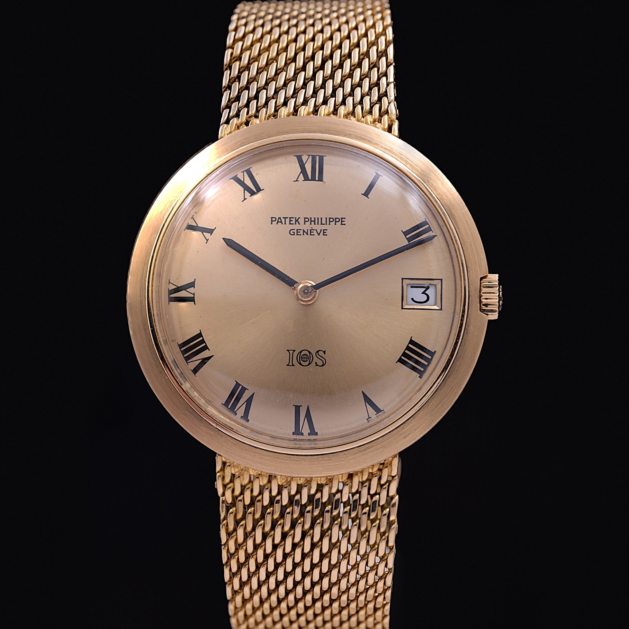 Patek Philippe Calatrava IOS Million Dollar Associate Or Jaune référence 3565/1, mouvement automatique, boîtier or jaune 18 carats 35 mm, cadran champagne satiné chiffres romains émaillés, bracelet or jaune maille milanaise, produite entre 1968 et 1971
