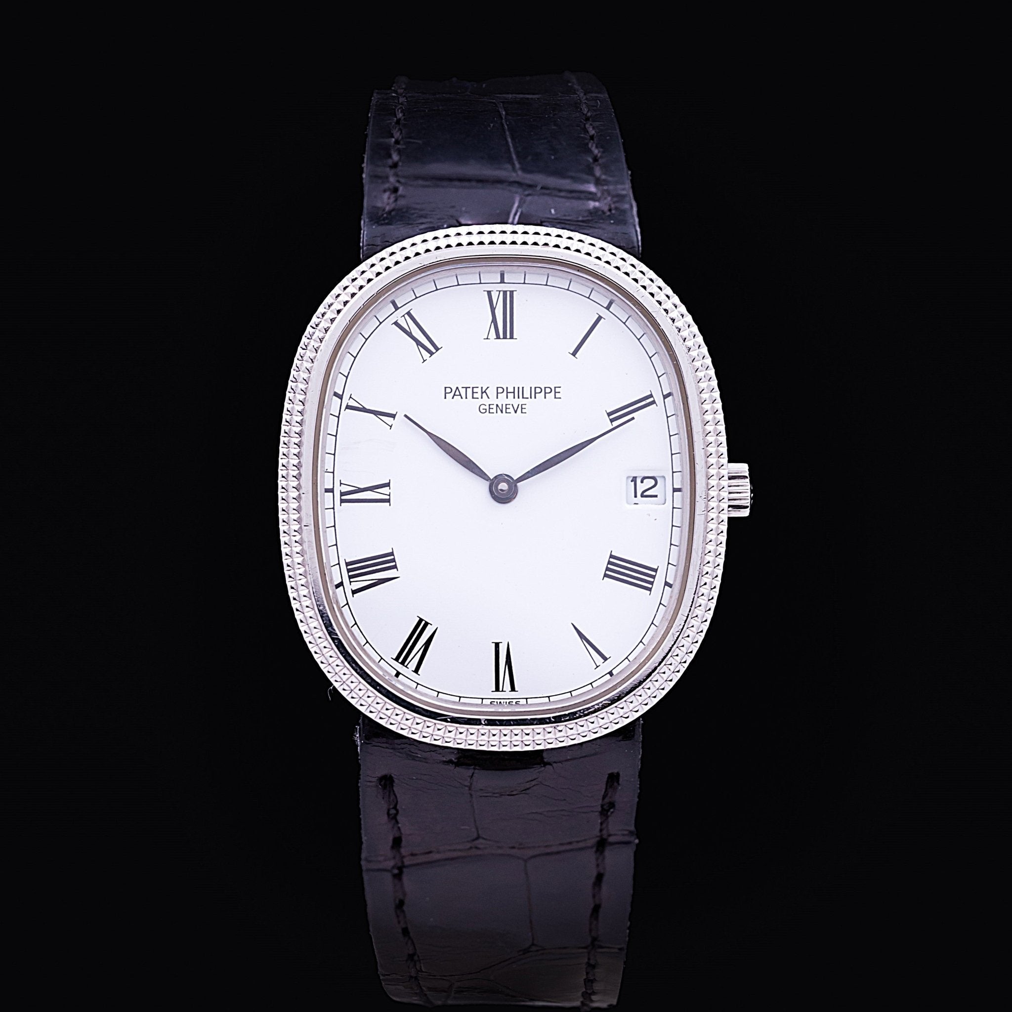Patek Philippe Ellipse Clous de Paris Acier référence 3991, mouvement quartz manufacture E23C, boîtier acier 29 x 34 mm, lunette Clous de Paris, cadran blanc porcelaine chiffres romains, bracelet cuir noir signé Patek Philippe, circa 1998