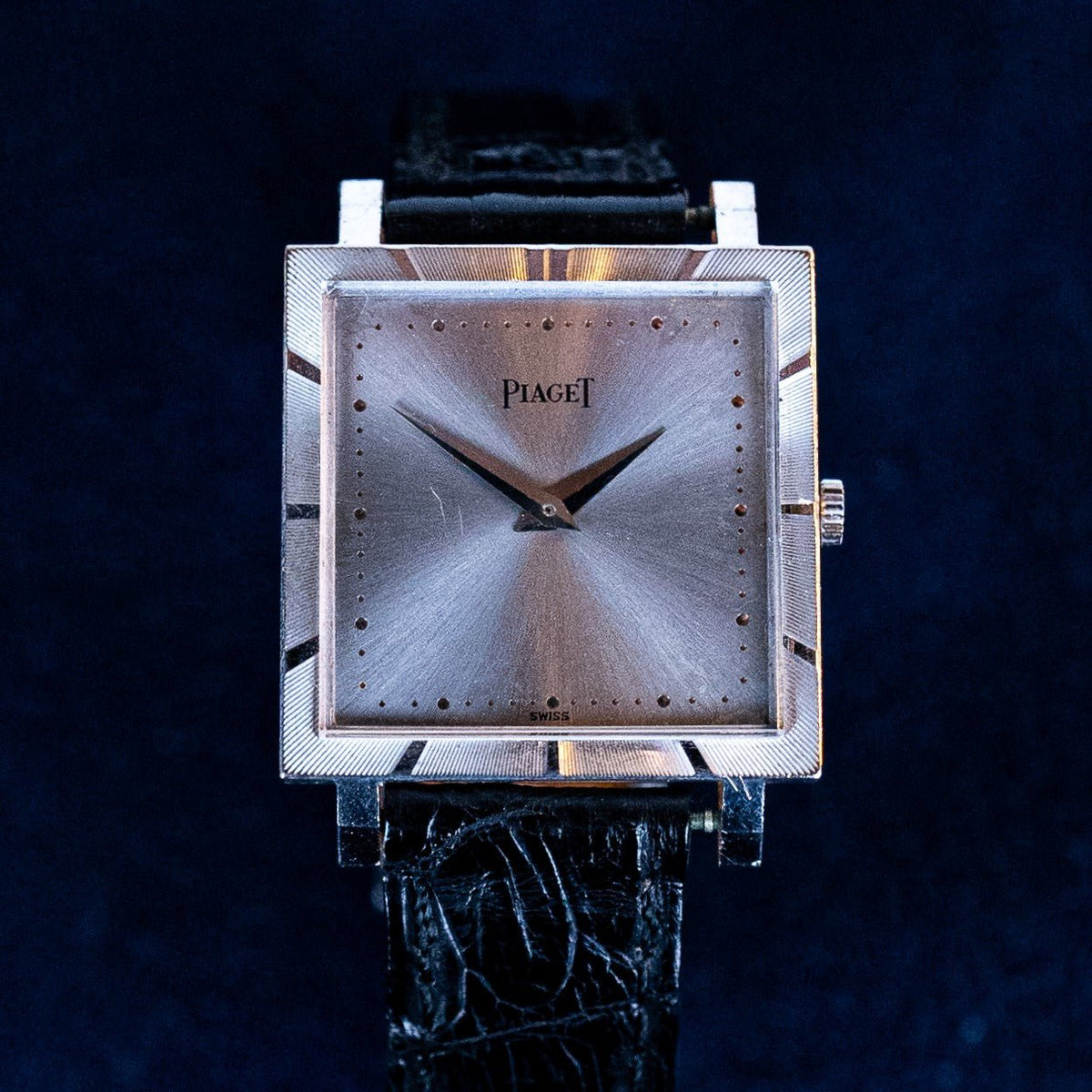 Piaget carrée or blanc Ref. 937, cadran argenté éclat de soleil et lunette striée à barrettes d'or