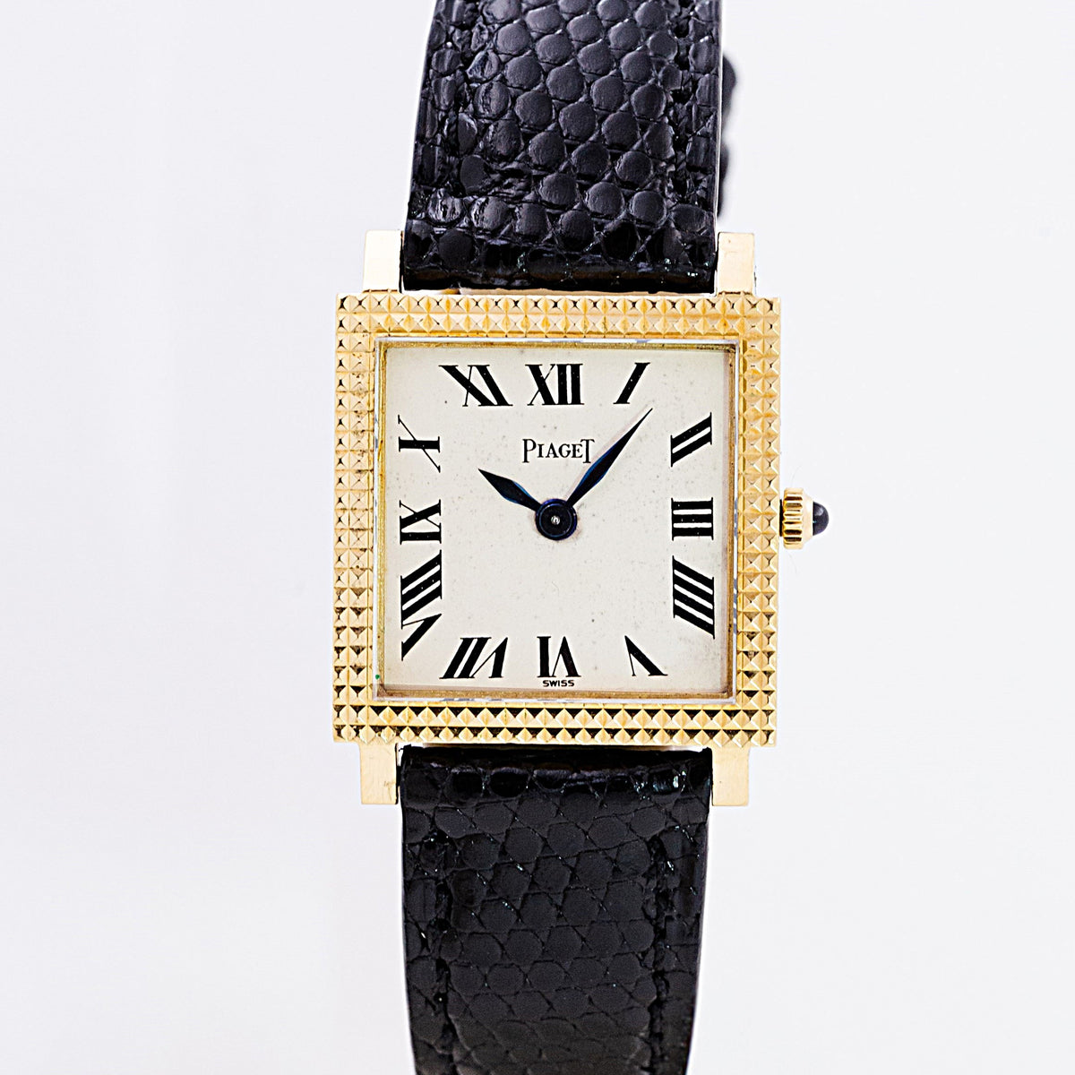 Piaget carrée or jaune Ref. 9357, lunette guillochée clous de Paris et cadran blanc à chiffres romains