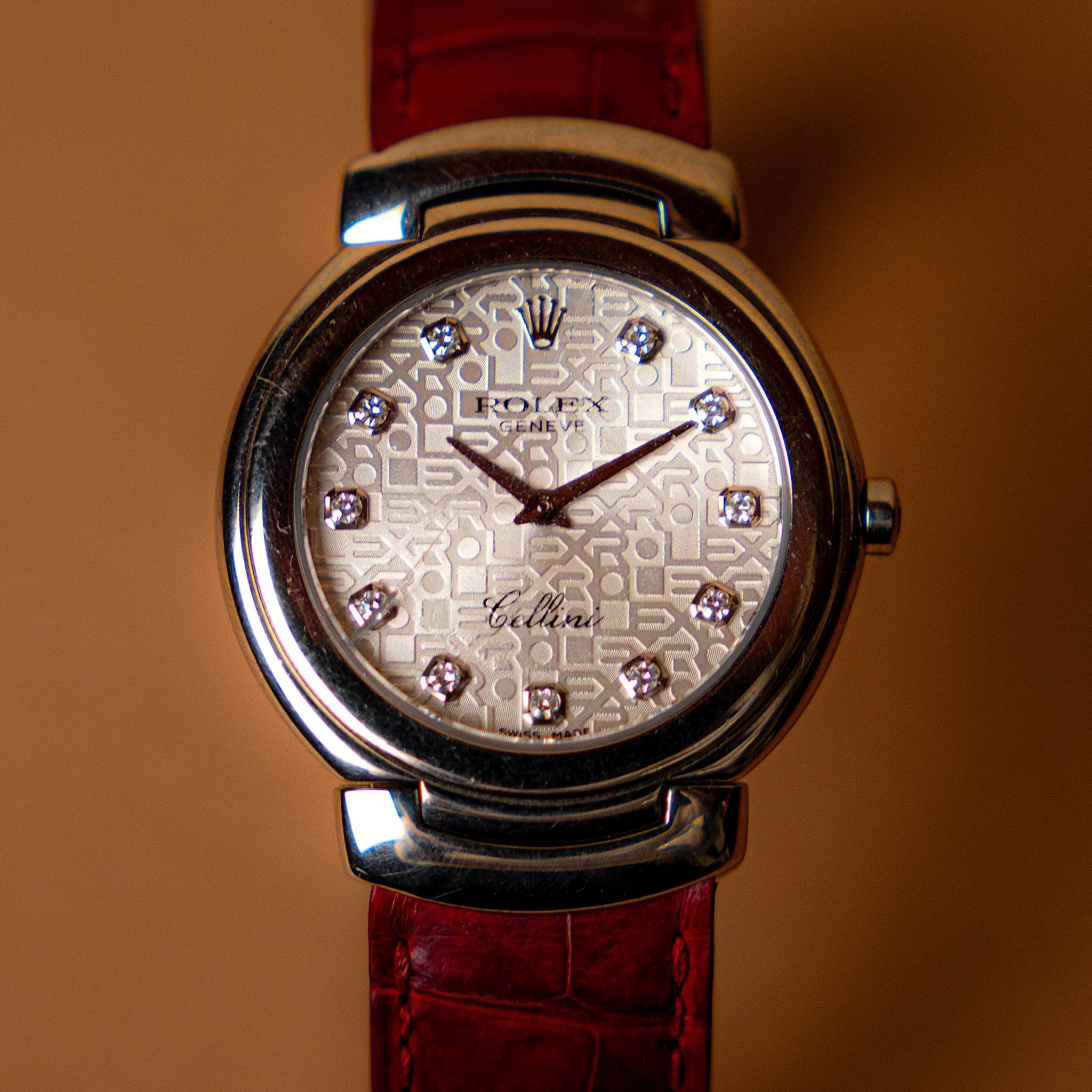 Rolex Cellini or blanc 18 carats Ref. 6622, cadran silver à motif logo Rolex, indexes diamants, bracelet cuir rouge, années 90