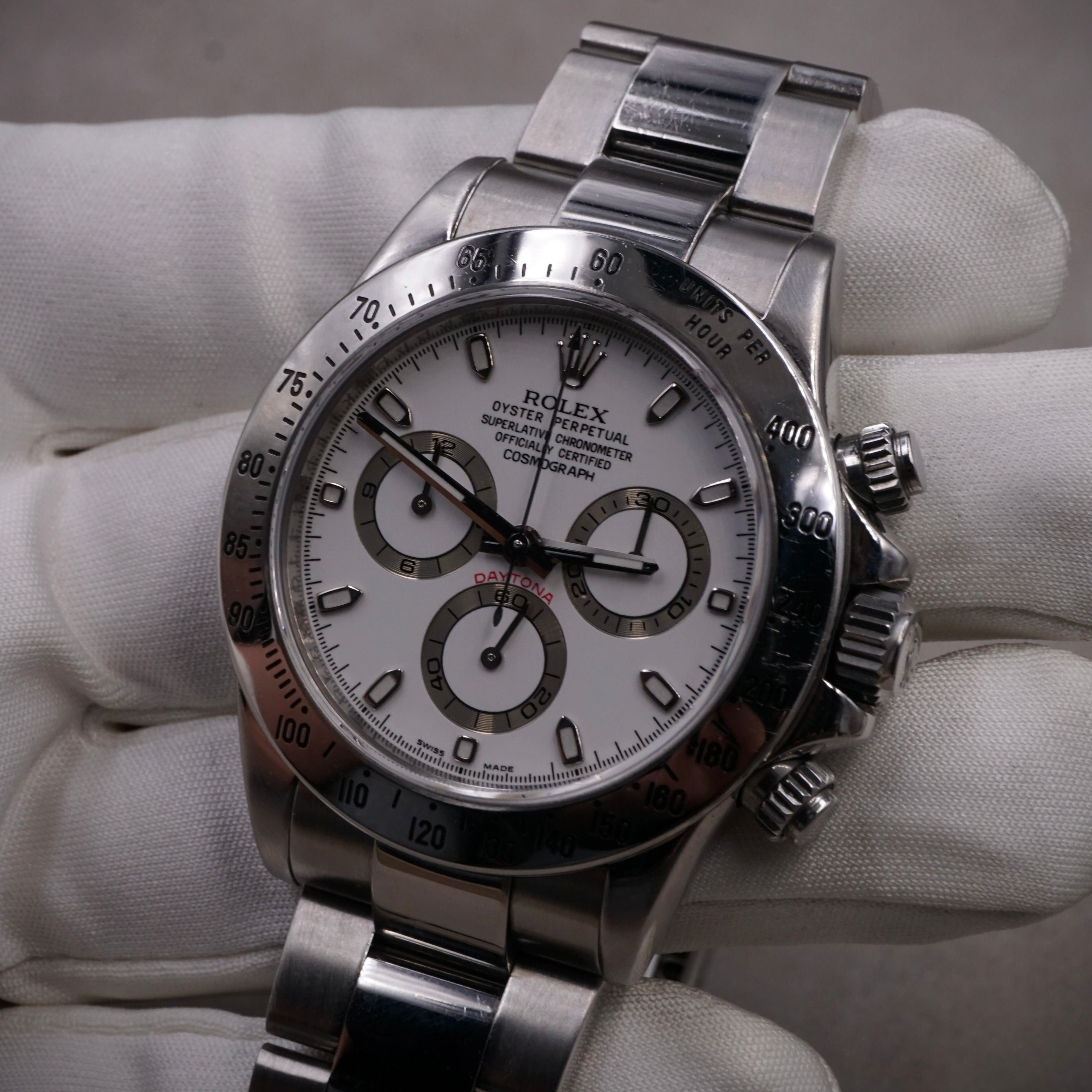 Rolex Cosmograph Daytona white dial vintage chronograph with automatic movement in steel on steel Oyster strap Ref 116520 from 2009 3/4 face view