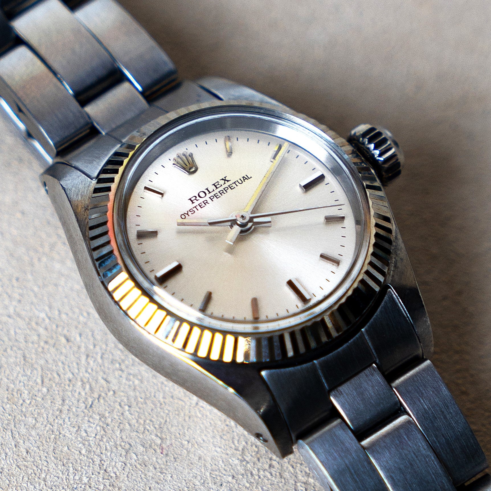 ROLEX OYSTER PERPETUAL LADY ACIER ET LUNETTE OR BLANC