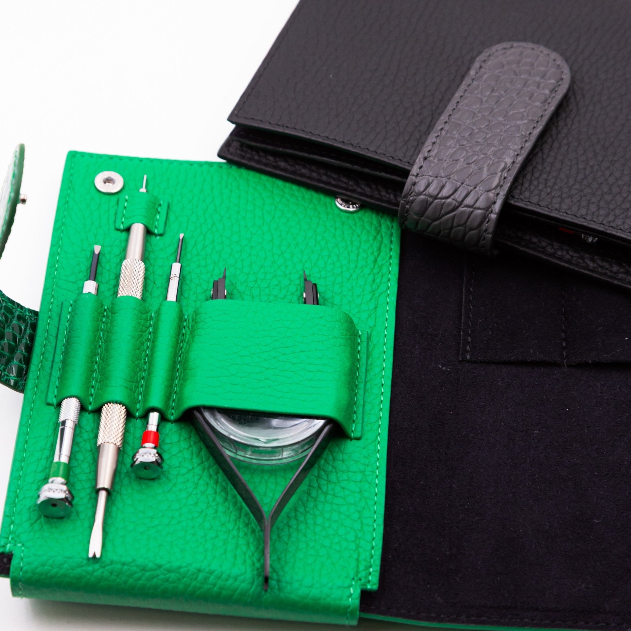 TROUSSE A OUTILS "HORLO" EN CUIR COULEUR - CAMILLE FOURNET - montre vintage - Contre - Temps Paris